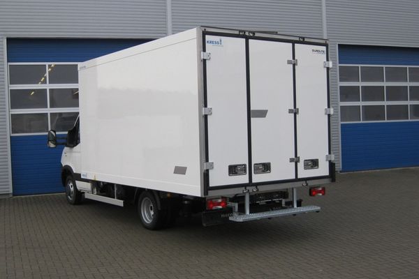Bakery refrigerated vehicle with three-wing rear portal and wide step