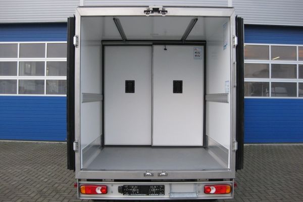 Zweikammer-Kühlfahrzeug mit quer- und längsverschiebbarer Trennwand ISOFLEX